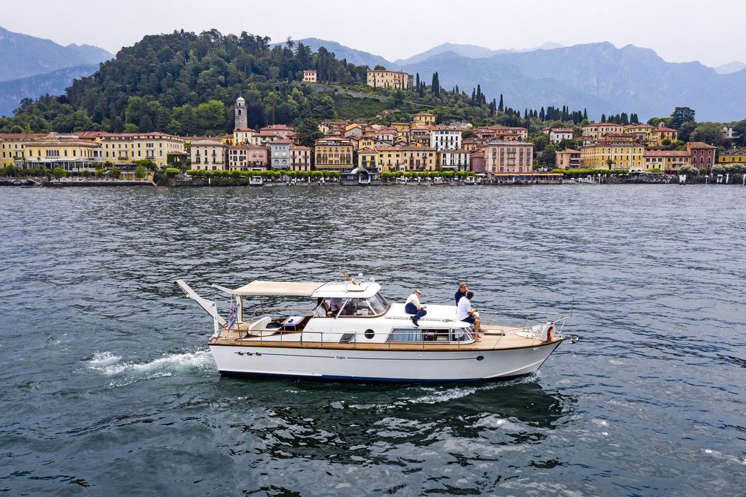 Mizar III cruising in front Bellagio