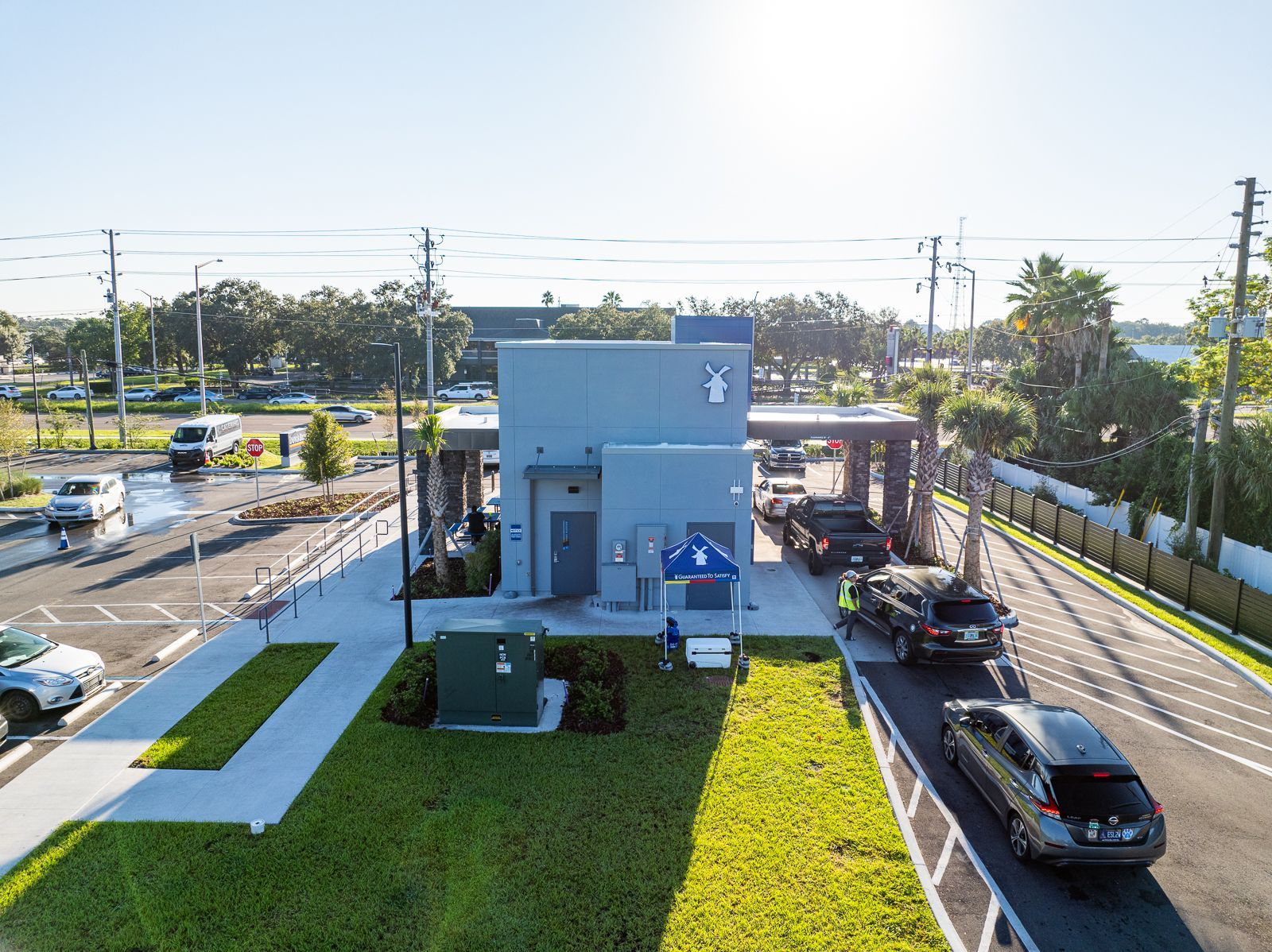 An aerial view of a car wash with cars parked in front of it.
