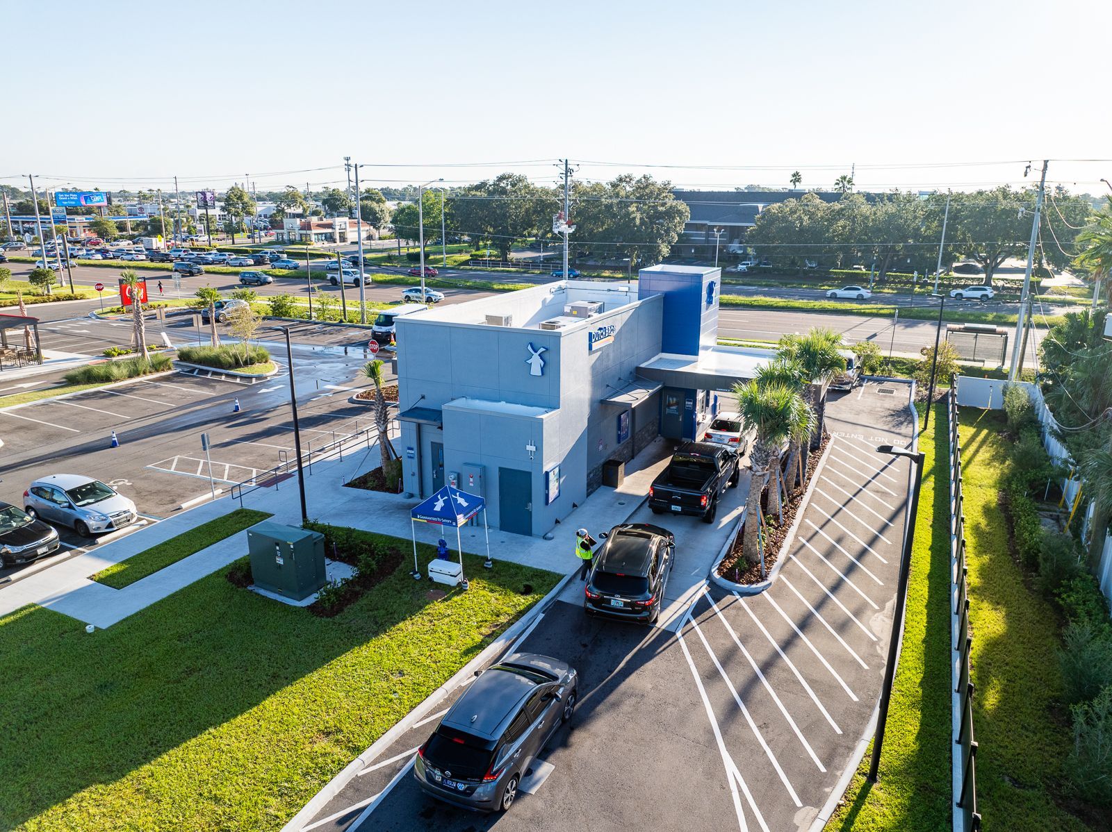An aerial view of a fast food restaurant with cars parked in front of it.