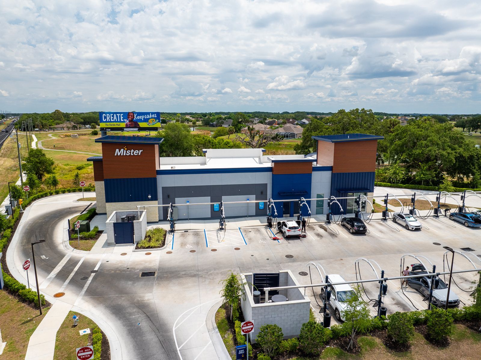 An aerial view of a car wash with cars parked in front of it.