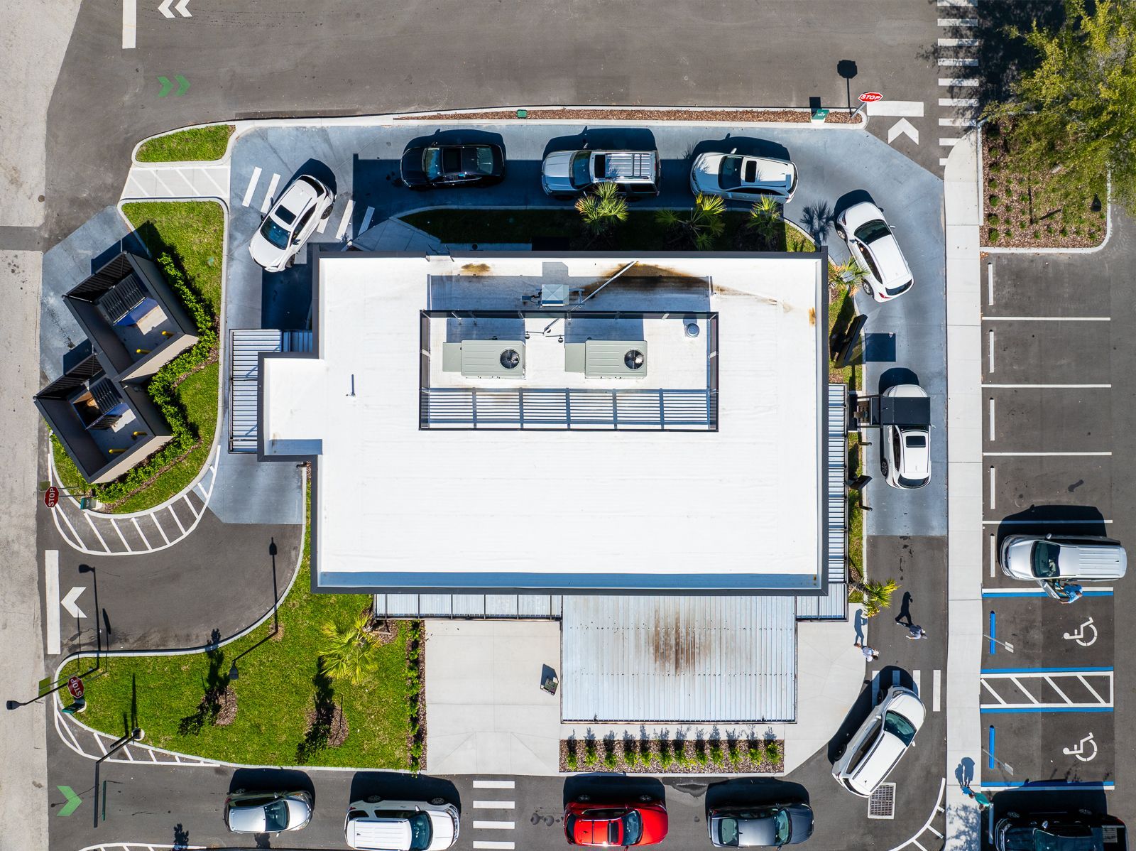 An aerial view of a fast food restaurant with cars parked in front of it
