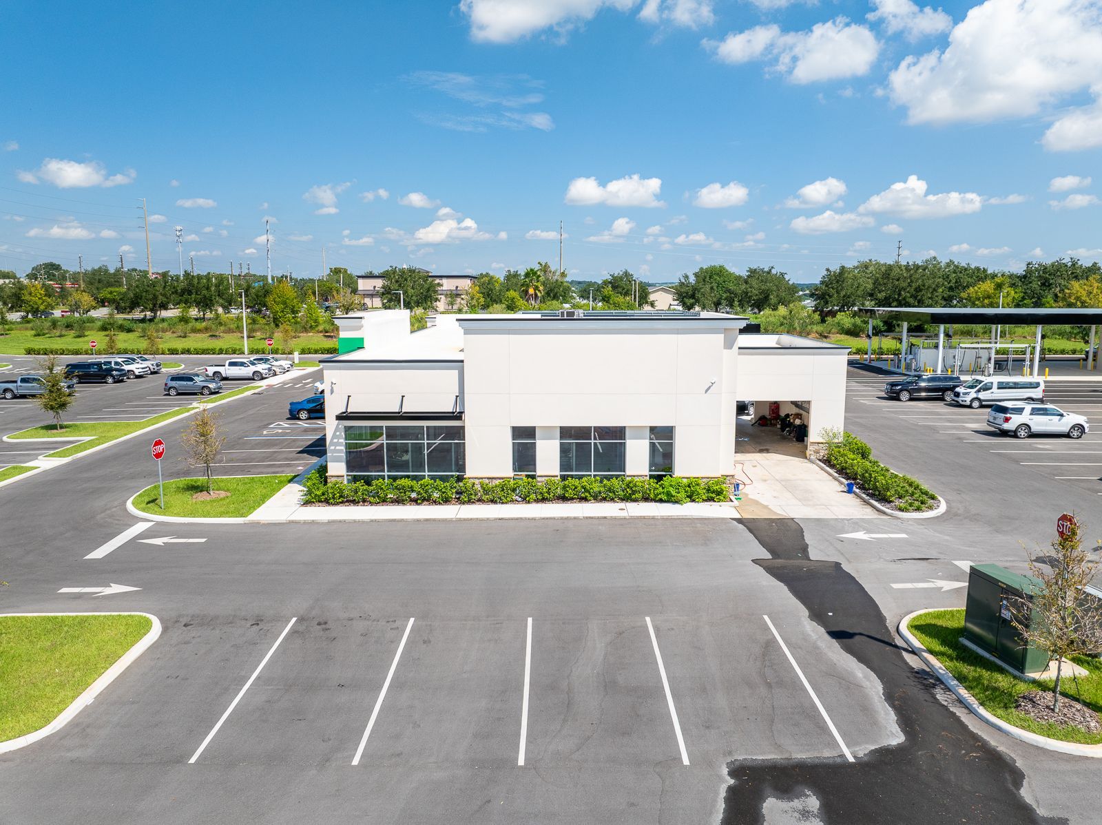 An aerial view of a fast food restaurant in a parking lot.