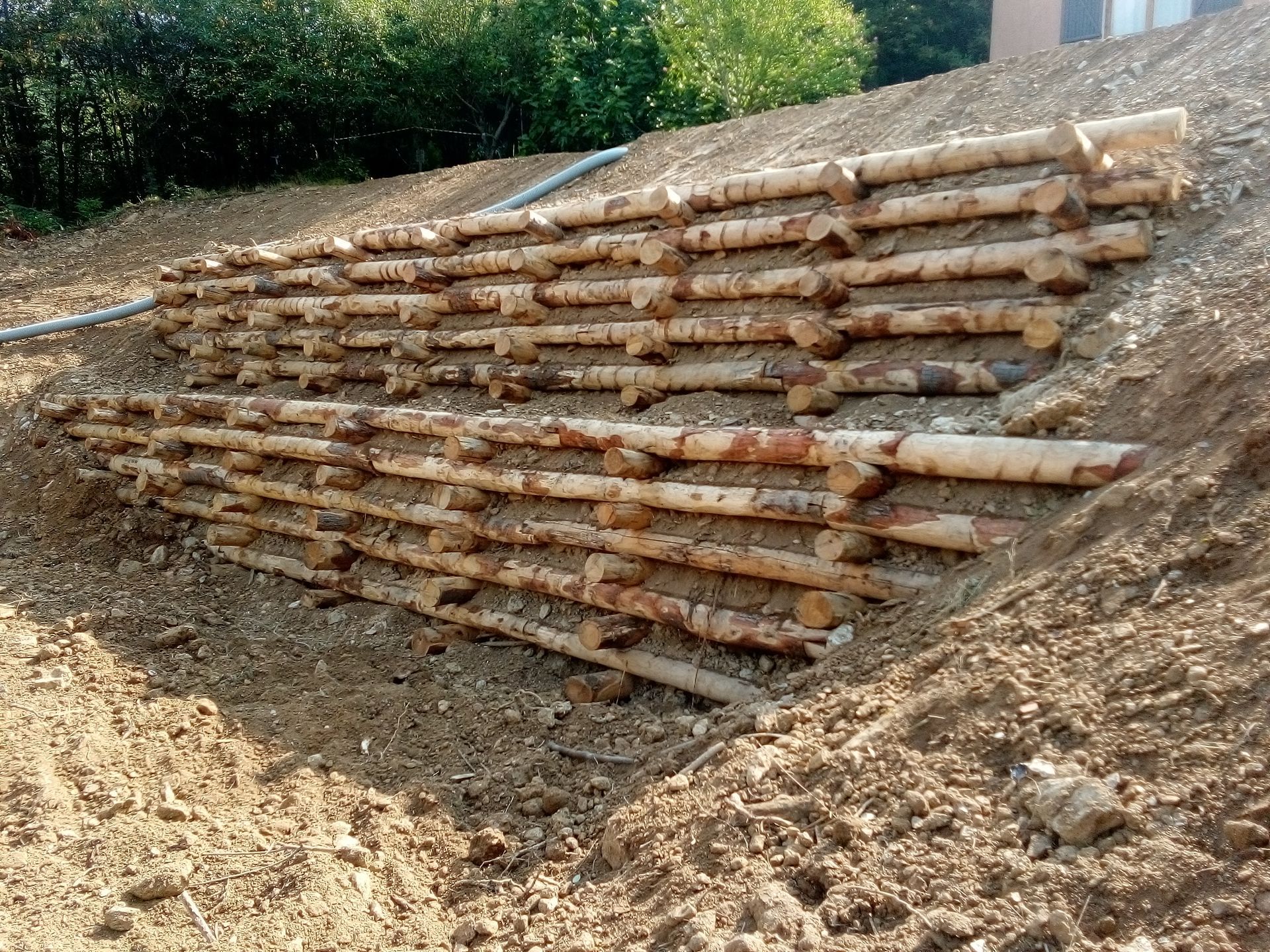 Sistemazione versante in frana con palificata doppia in legno