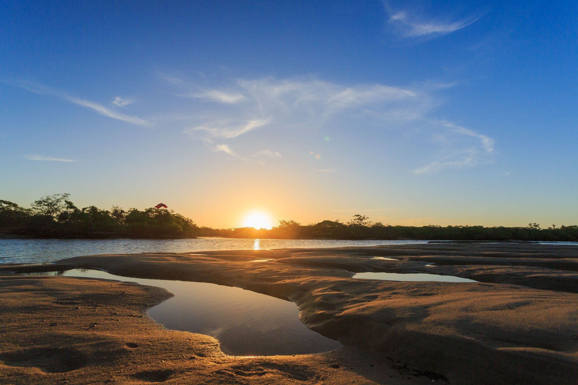 O sol está se pondo sobre um corpo d'água