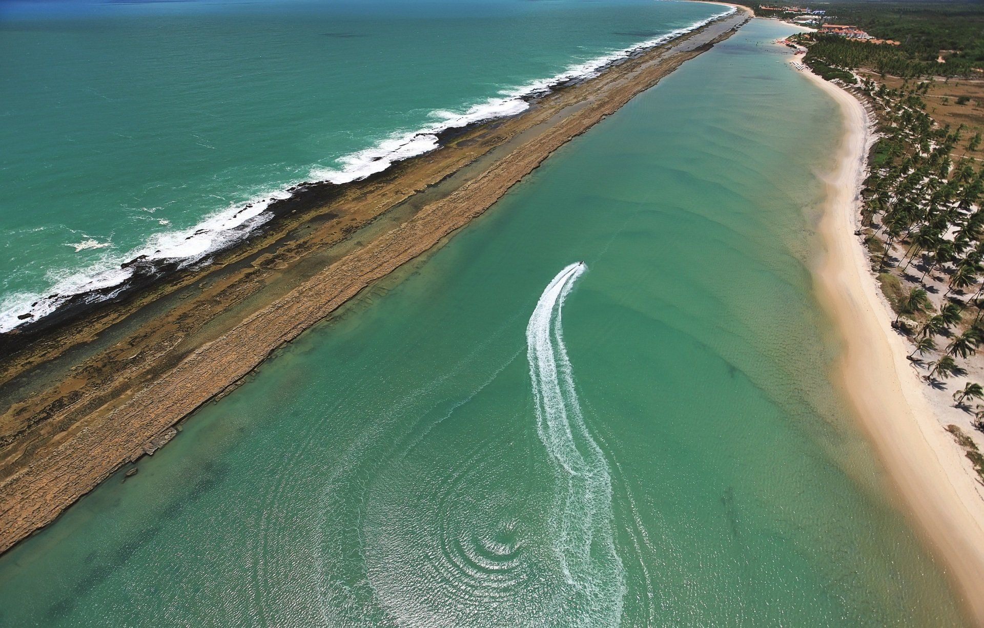 Uma vista aérea de um corpo d'água com um barco dentro