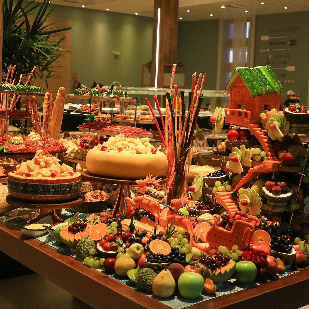 Uma mesa cheia de frutas e vegetais