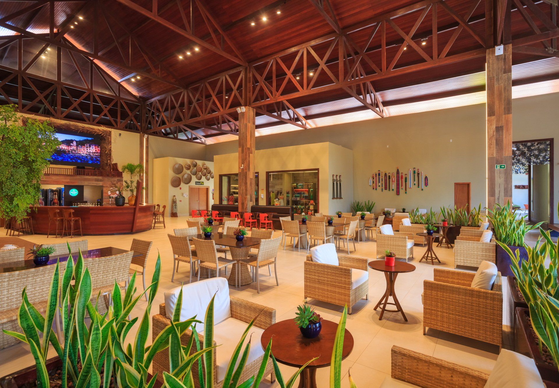 Uma sala grande com muitos móveis e mesas