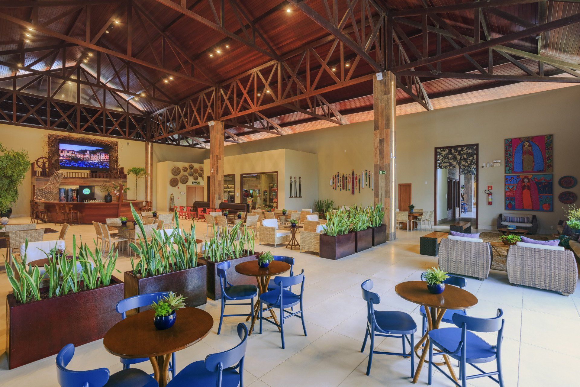 Uma sala grande com mesas e cadeiras.