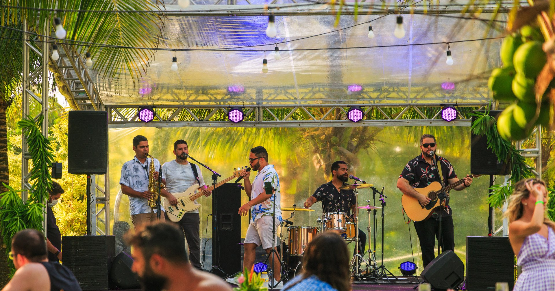 Um grupo de homens está tocando instrumentos em um palco.