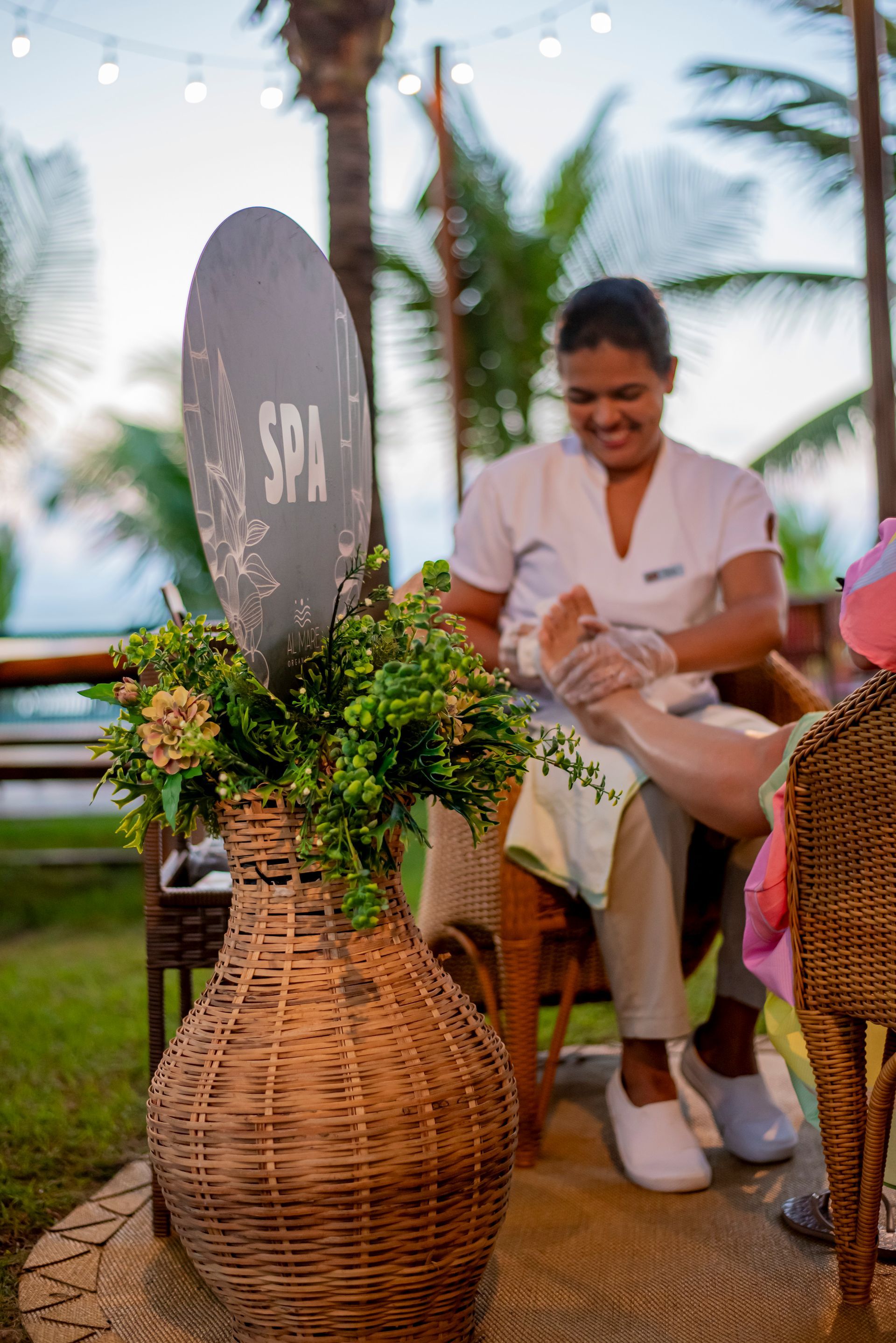 Uma mulher está fazendo massagem nos pés em um spa.