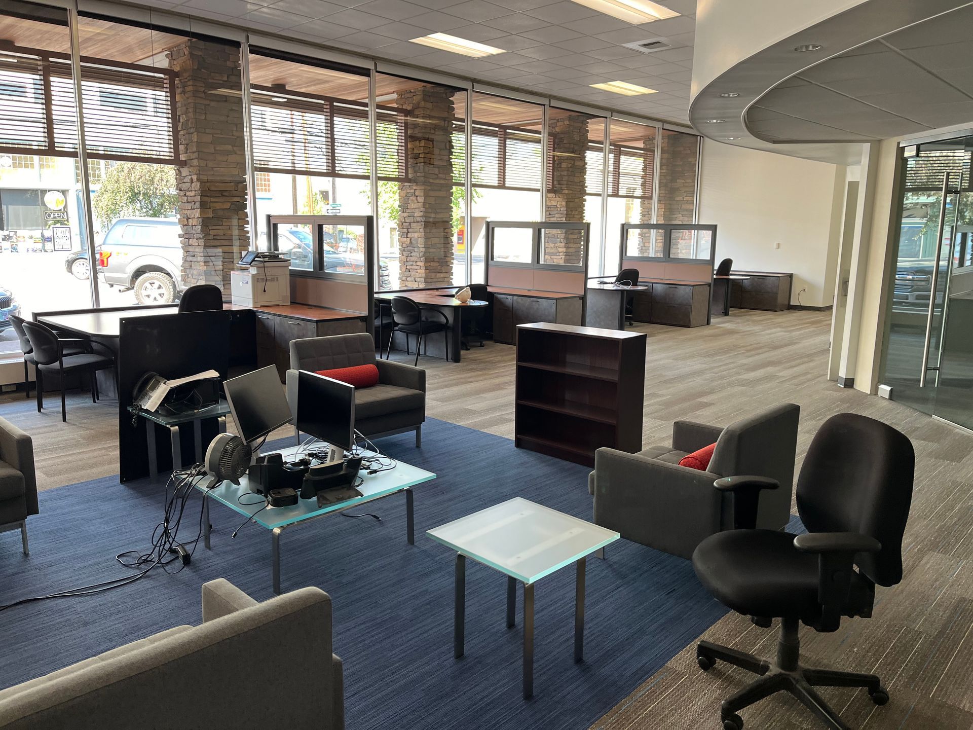 A large room with a lot of furniture and chairs