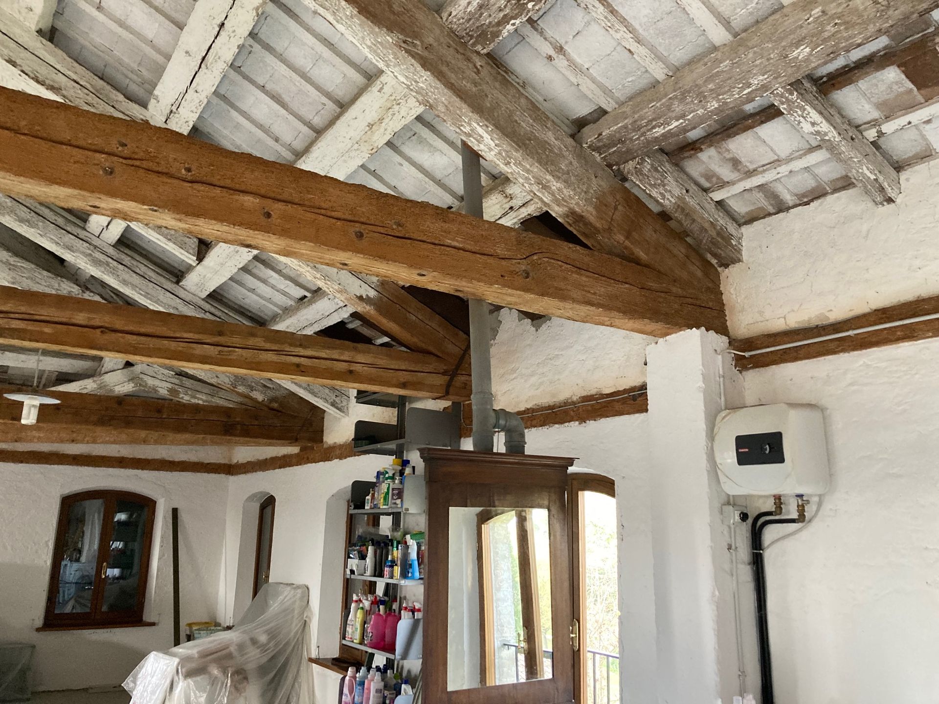 Un soggiorno con travi in legno e soffitto bianco