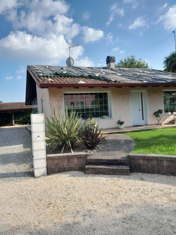 Una casa con una parabola satellitare sul tetto