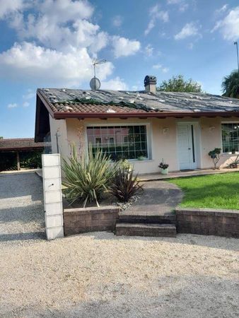 Una casa con una parabola satellitare sul tetto