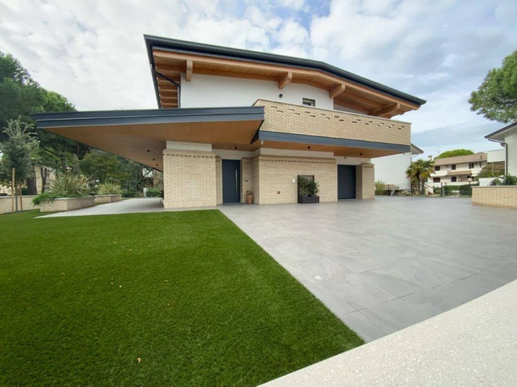 Una grande casa con tanto prato davanti
