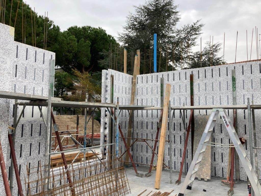 Un cantiere con molte impalcature e una scala.