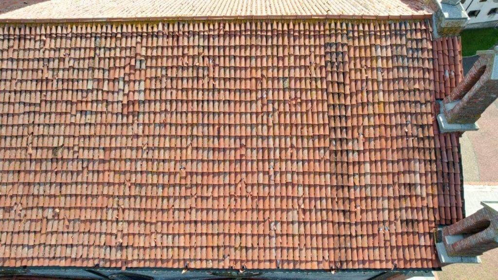 Una vista aerea del tetto in mattoni di un edificio.