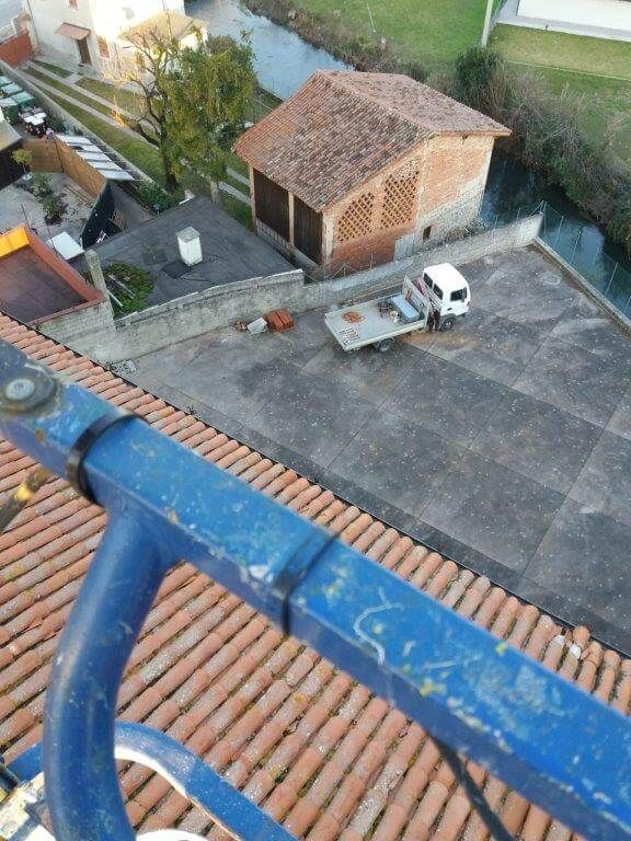 Una vista aerea di un tetto con un camion sopra