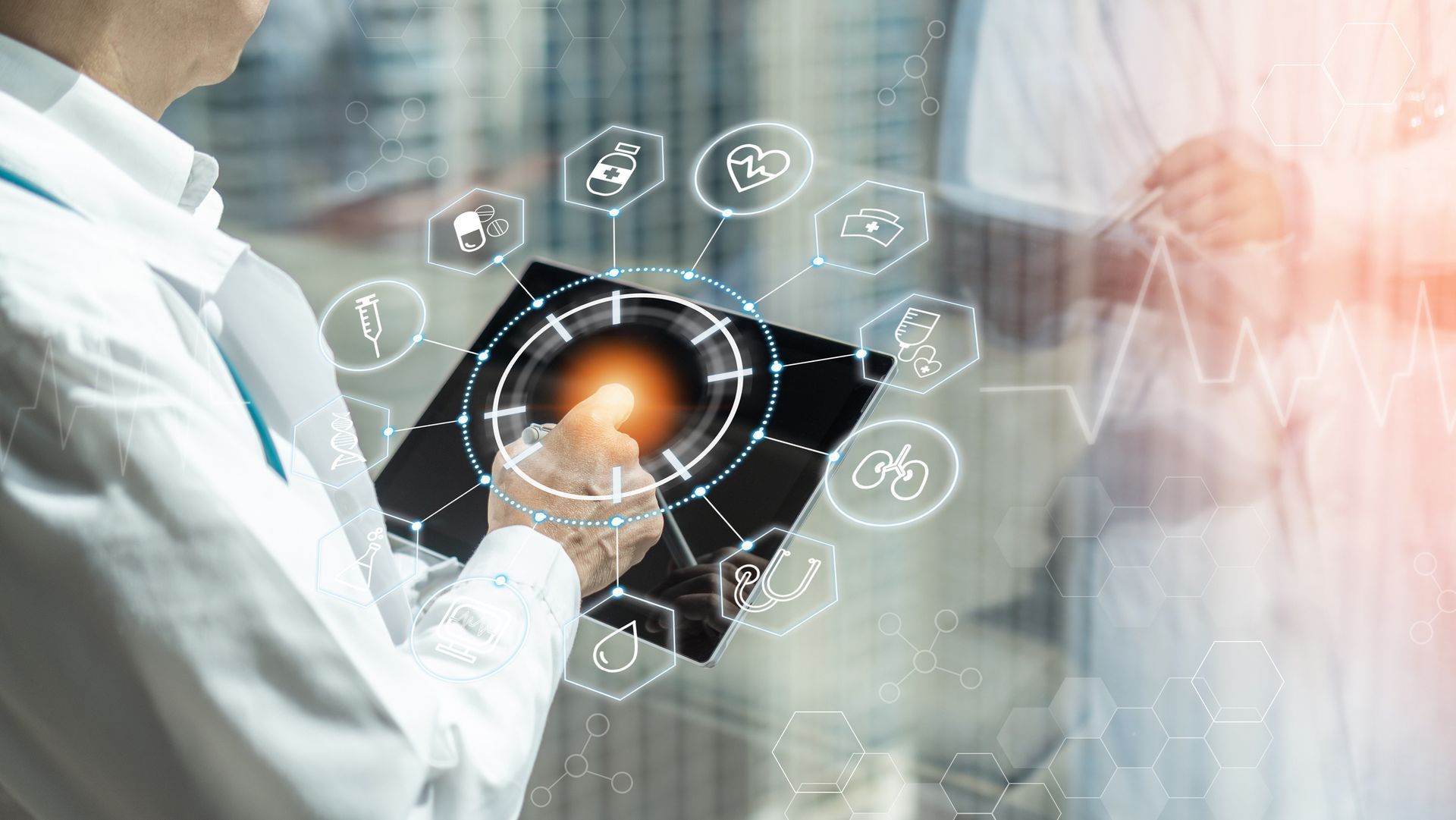 Un medico esamina un'interfaccia medica digitale luminosa con icone sanitarie.