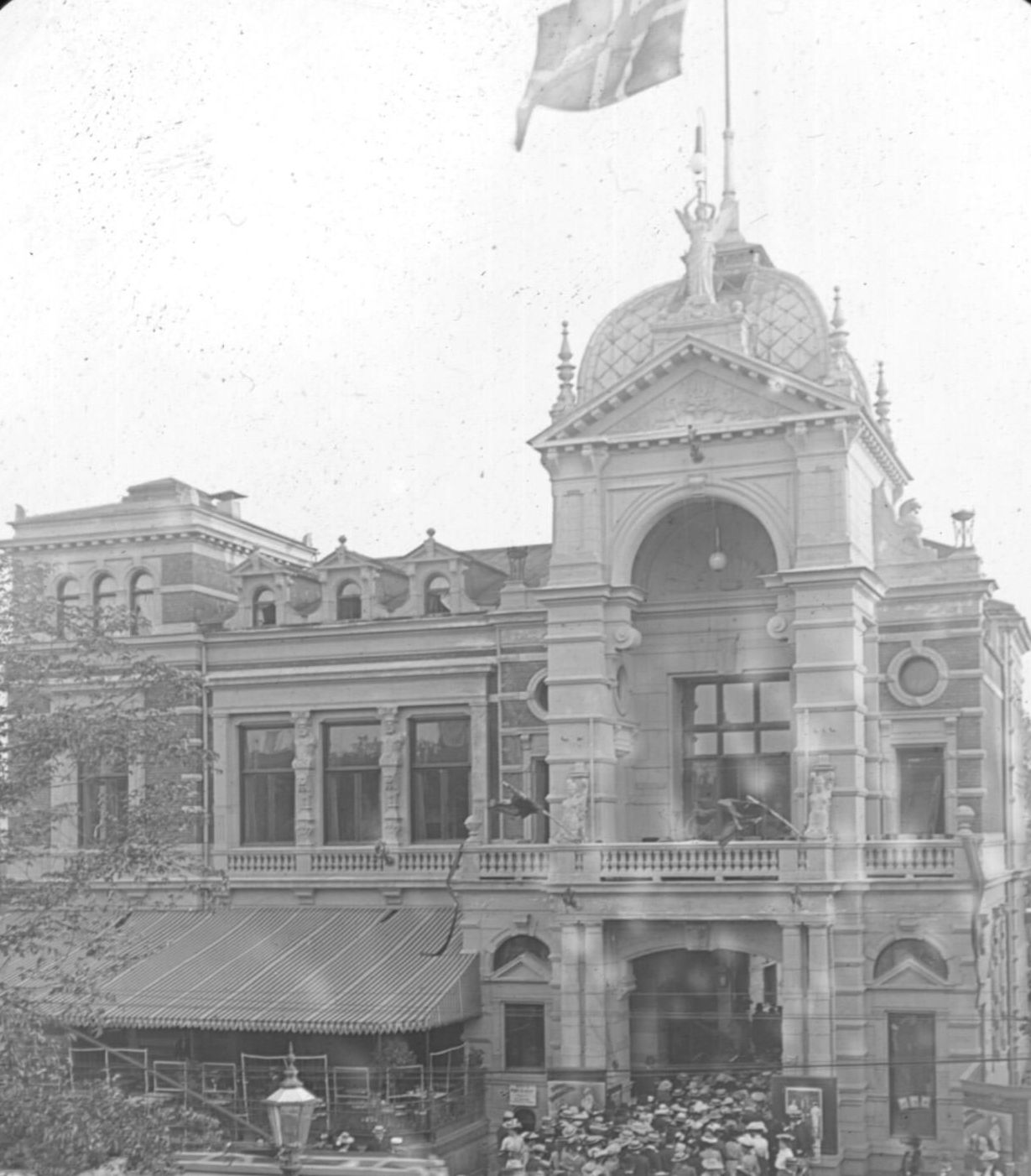 Benjamin med ballonger i stortingsgata