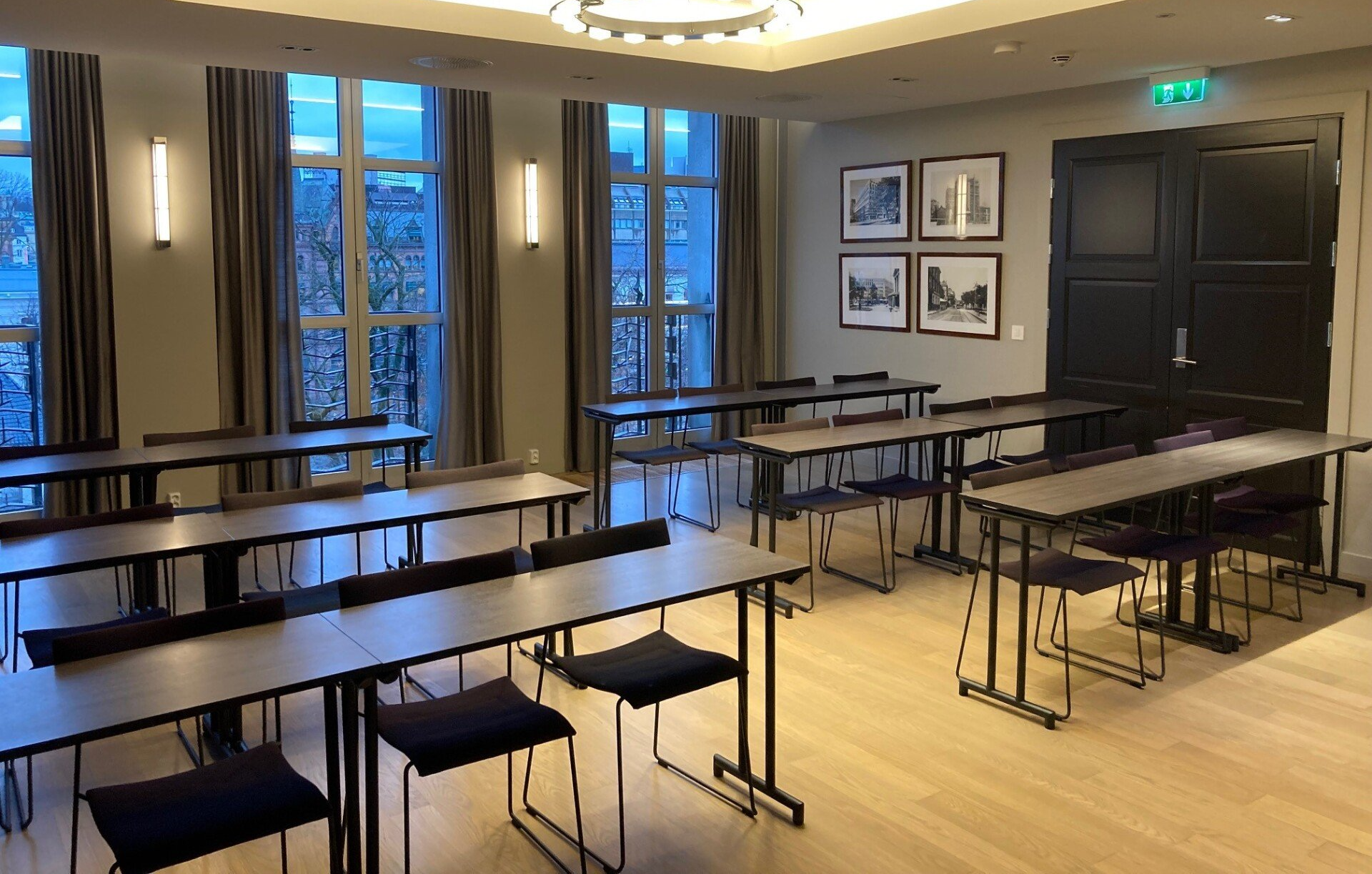 bilde av det nyeste møterommet til høyres hus