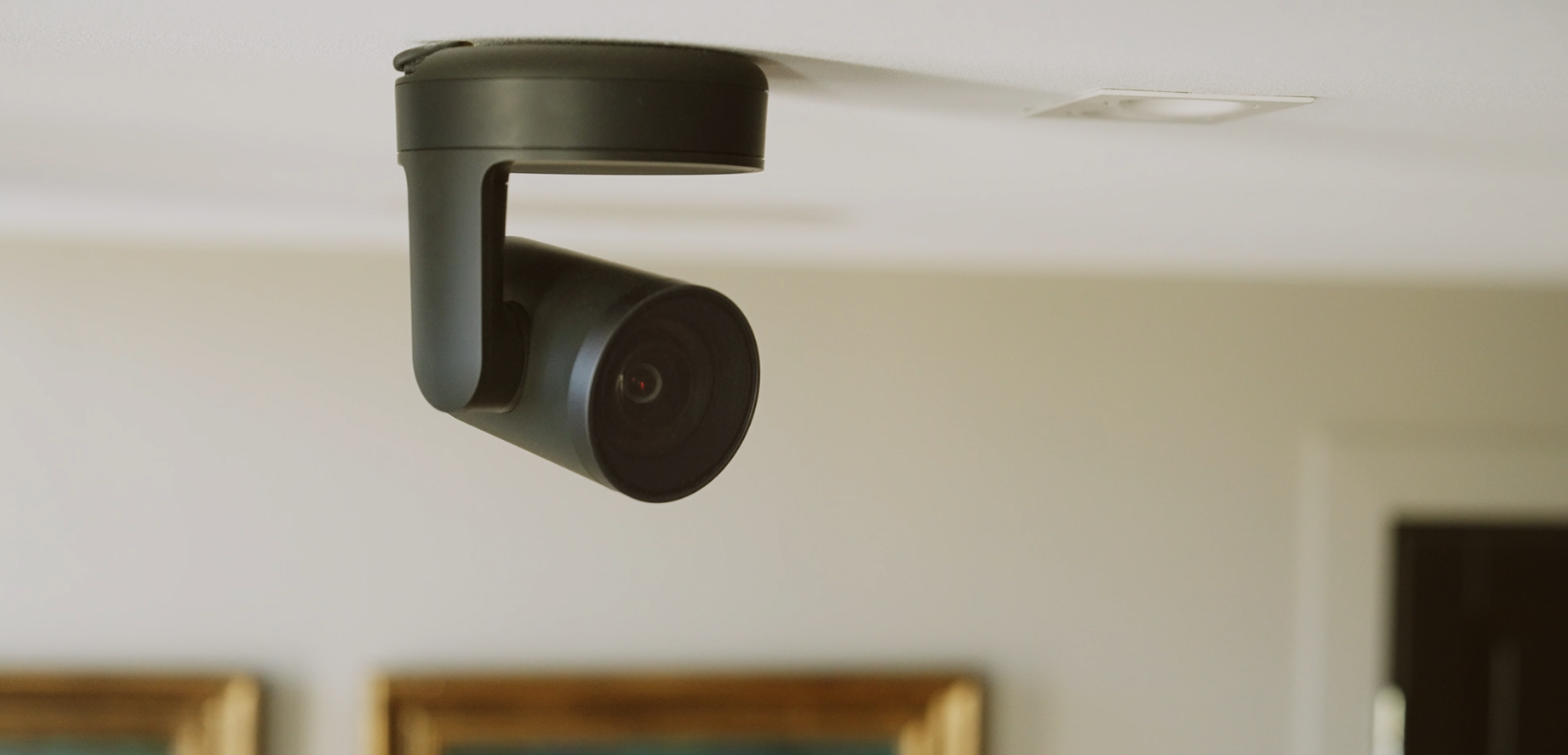 Tre damer på Høyres Hus som har videomøte med noen på storskjerm