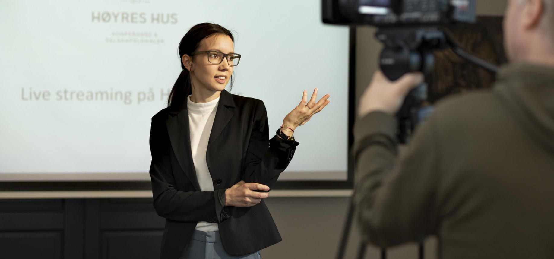 Vanessa holder videokonferanse på Høyres Hus