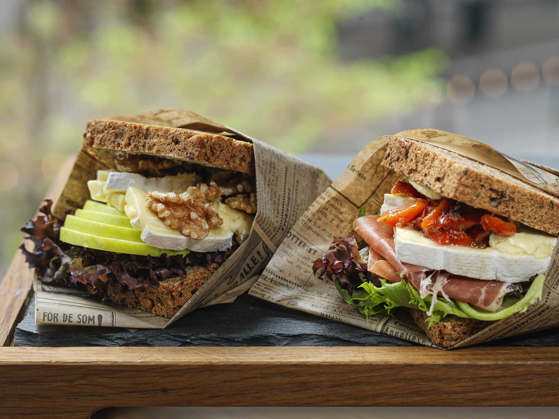 to smørbrød som ligger fint pakket inn, ved siden av hverandre