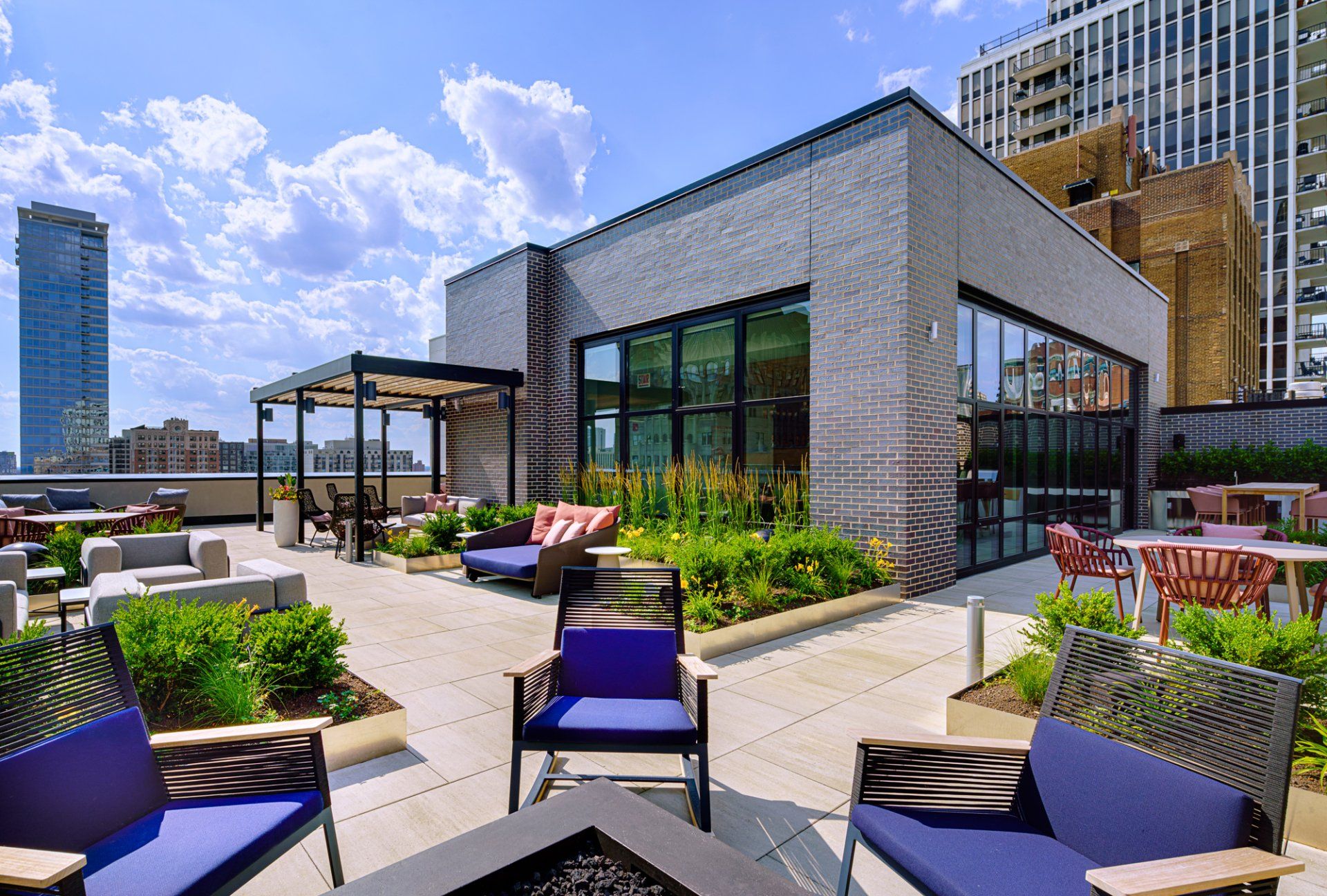 Apartment community in Chicago with roofdeck at Gild Apartment.
