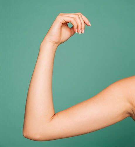 Brazo femenino en imagen de tratamiento estético corporal