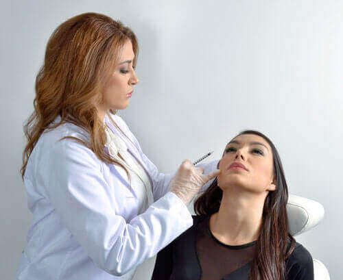 Dra. Karina Camelo atendiendo a una paciente