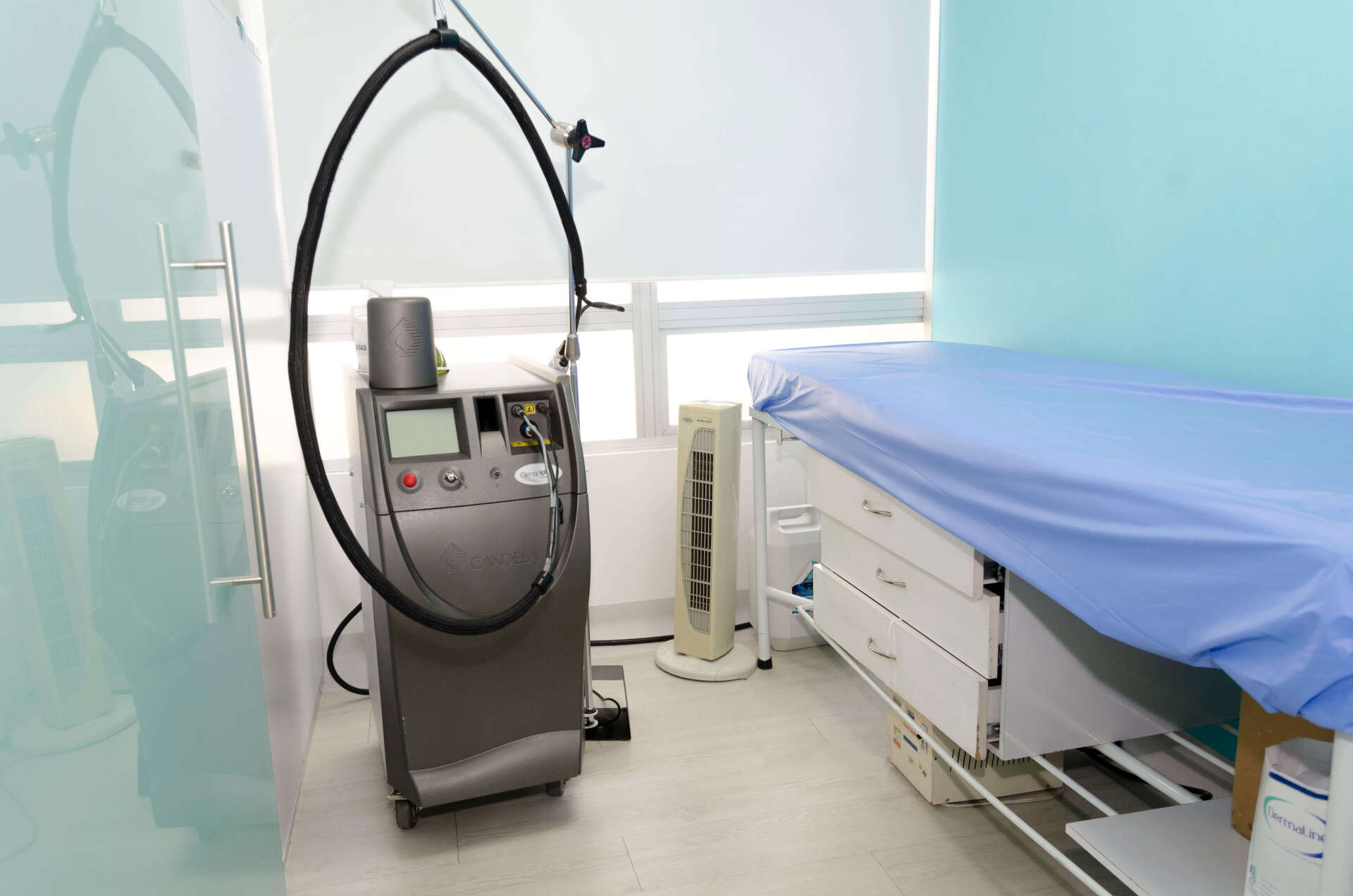 Equipo médico en sala de procedimientos de Bessoli