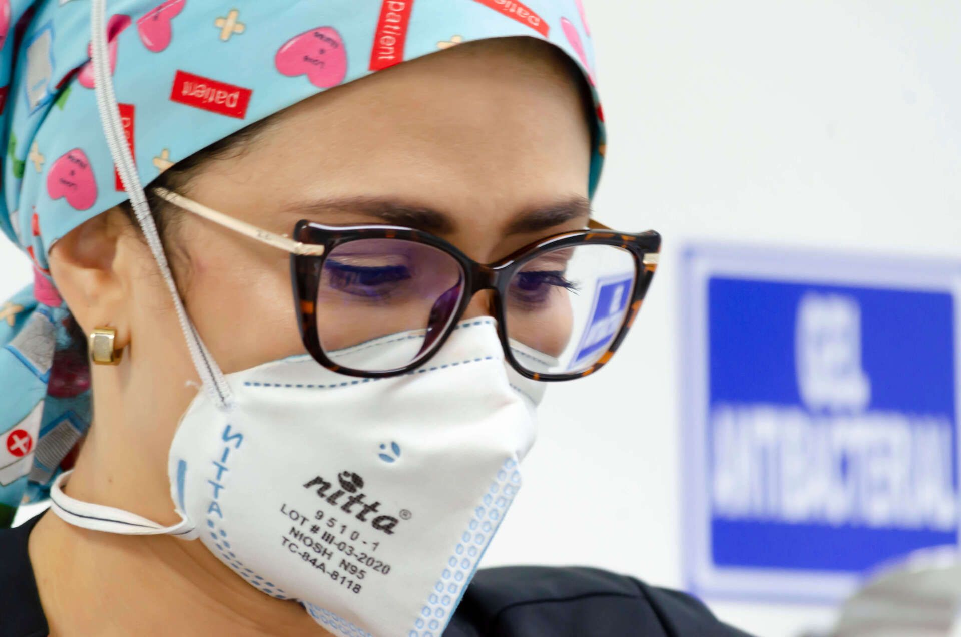 Primer plano de especialista Dra Karina Carmelo con elementos de protección médica