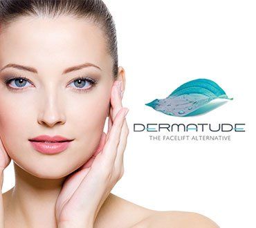 Mujer en imagen de tratamiento facial con tecnología Dermatude