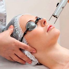 Mujer recibiendo tratamiento láser facial
