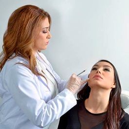 Dra. Karina Camelo atendiendo a una paciente