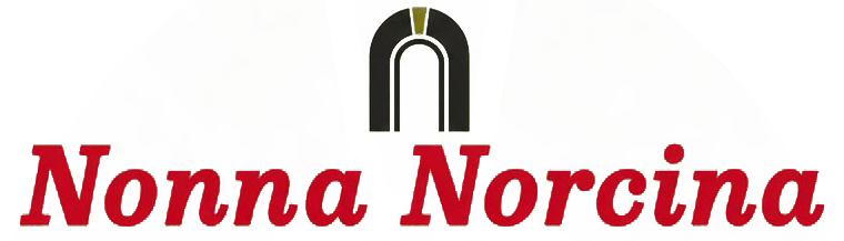 Logo per “Nonna Norcina” in caratteri rossi con slogan verde oliva su sfondo crema.