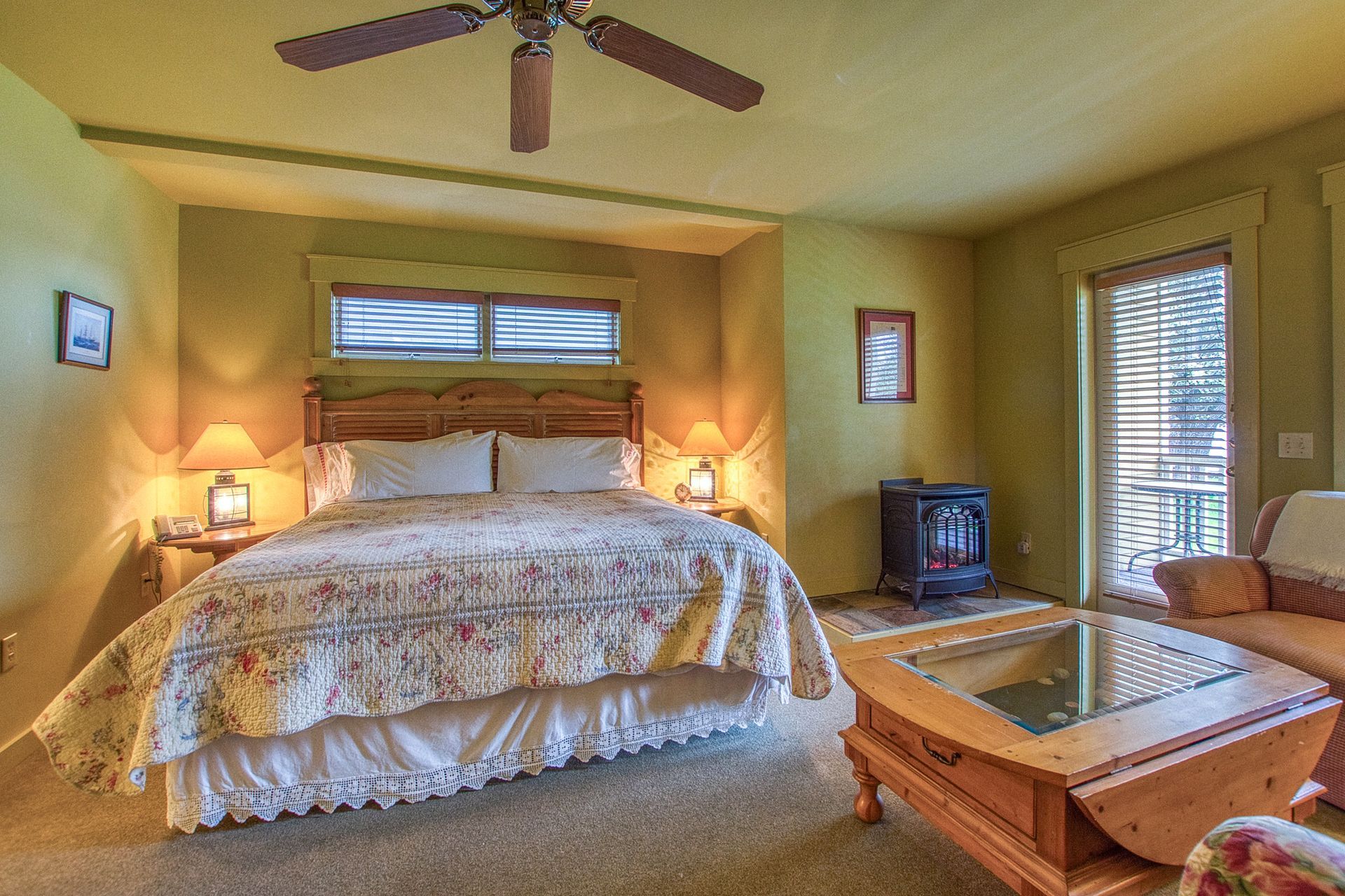 A hotel room with a bed and two lamps