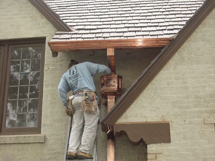 worker installing a gutter