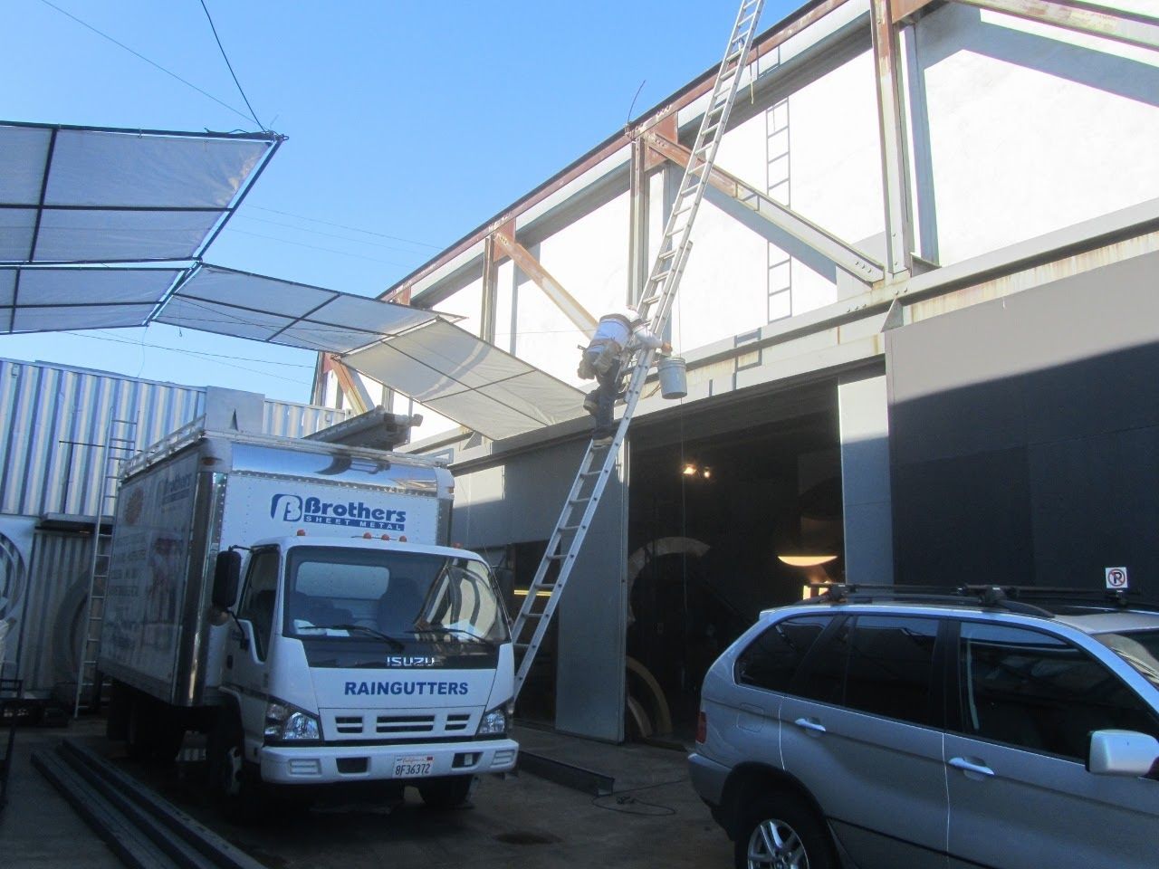 worker installing a gutter
