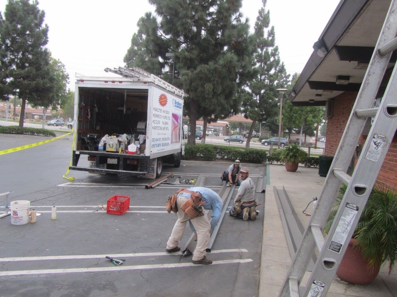 worker installing a gutter