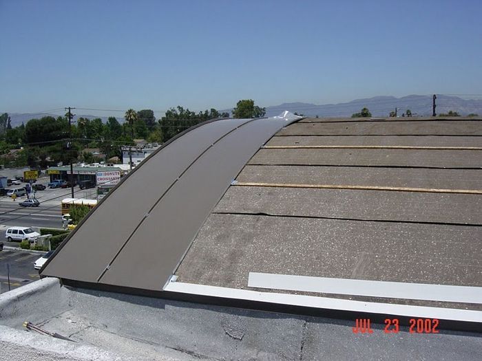 worker installing a gutter
