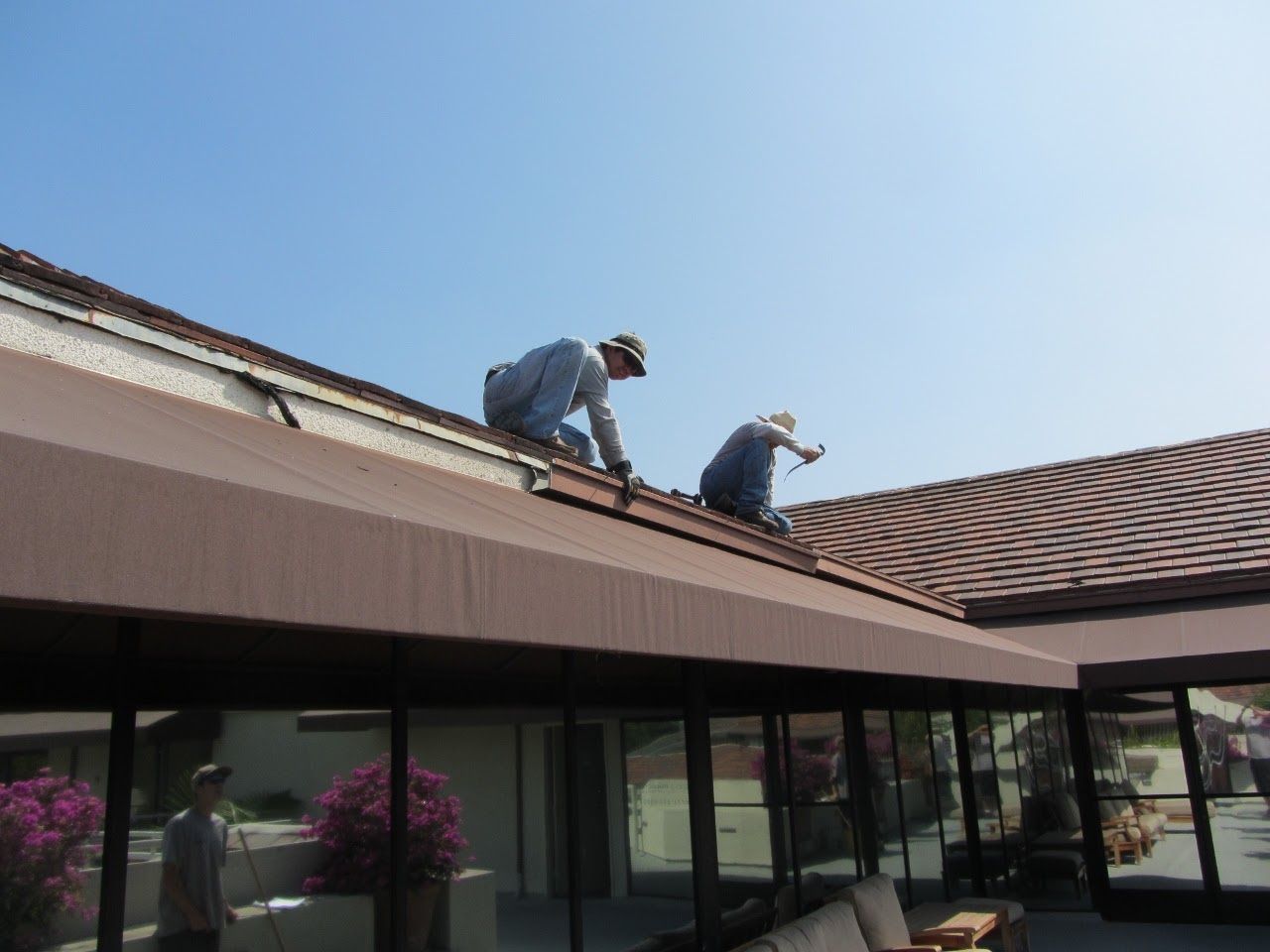worker installing a gutter
