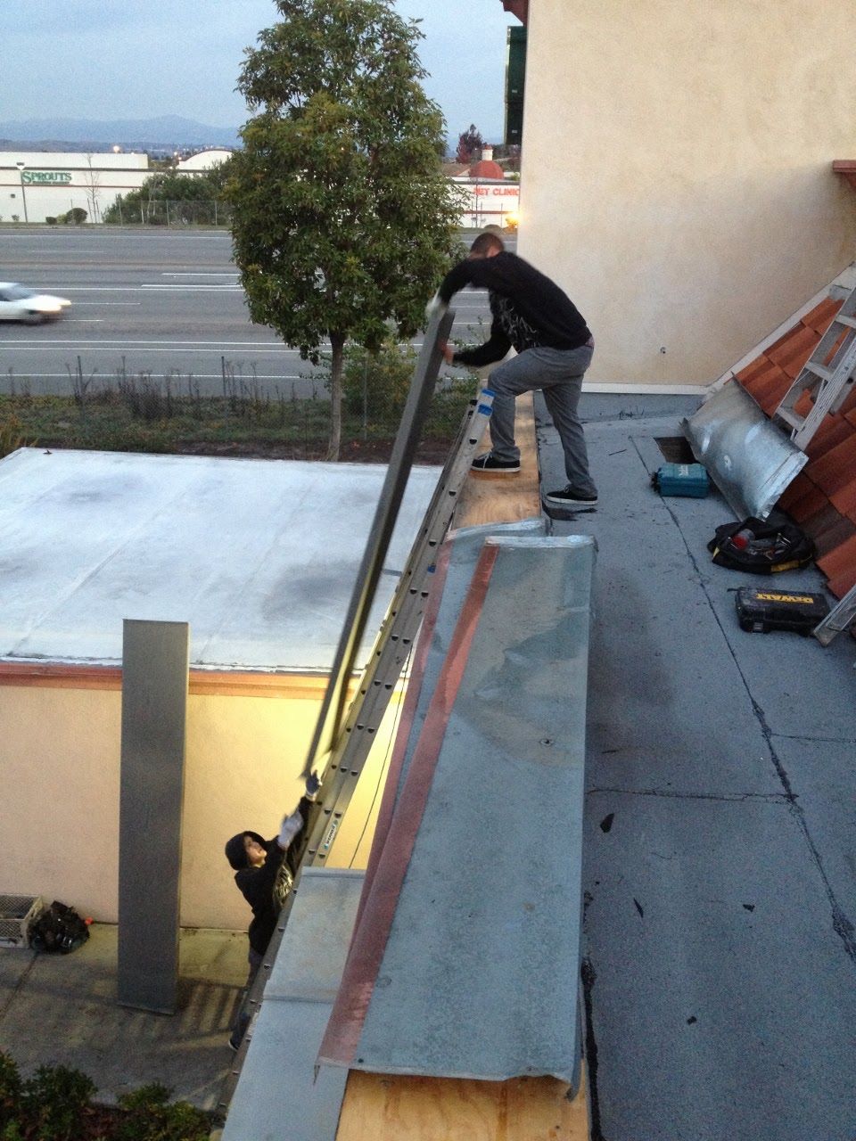 worker installing a gutter