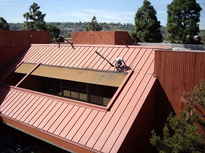 worker installing a gutter