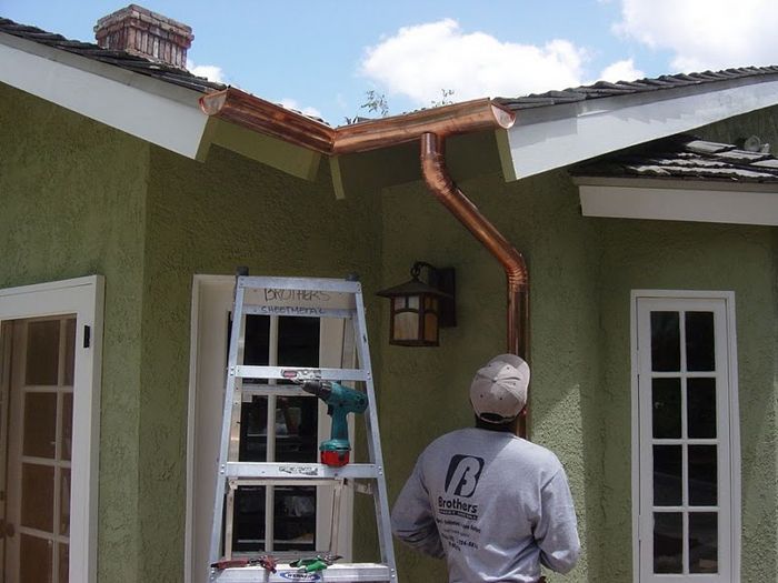 worker installing a gutter