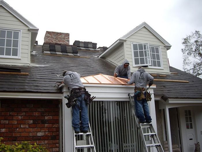 worker installing a gutter