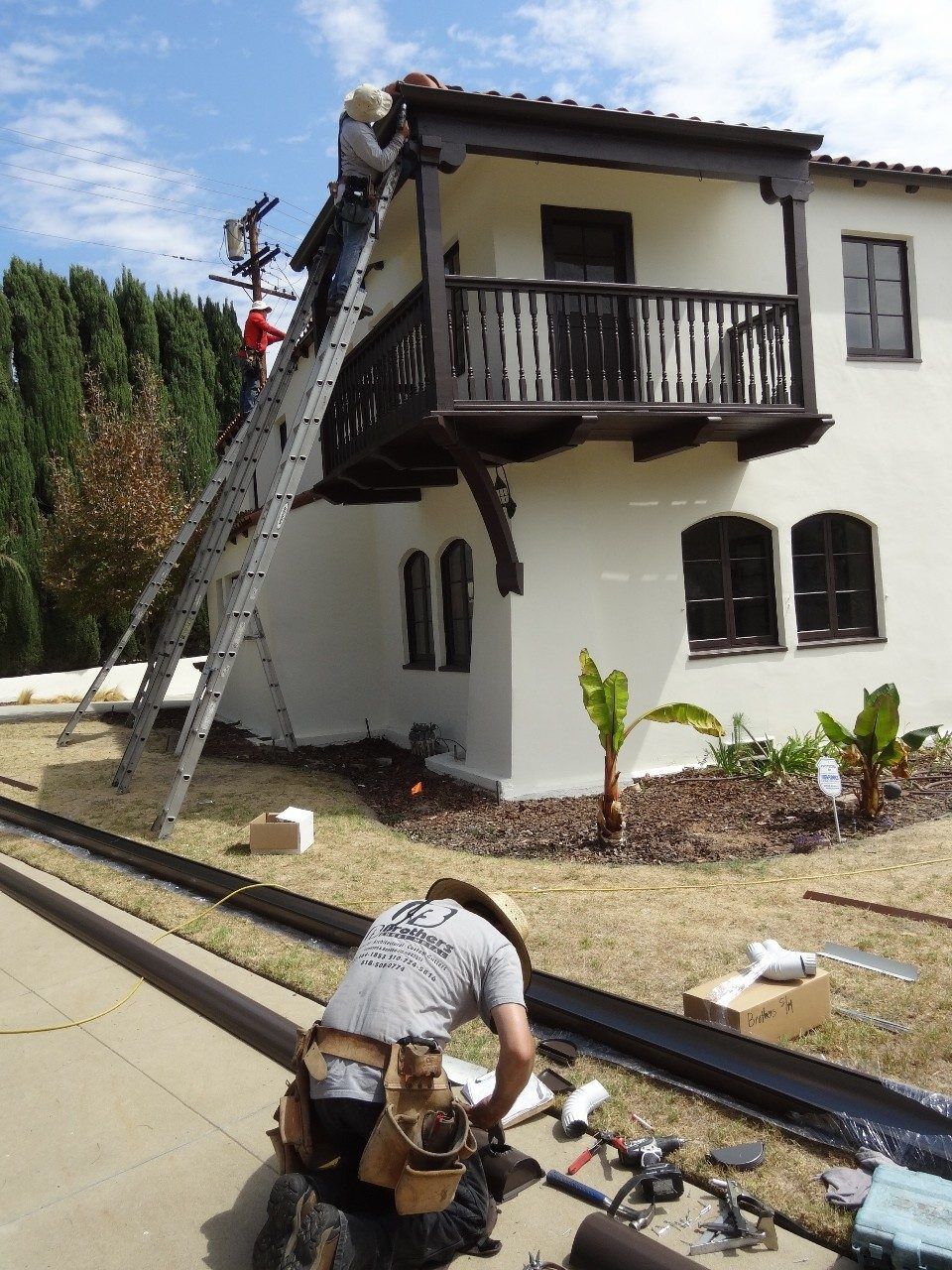 worker installing a gutter