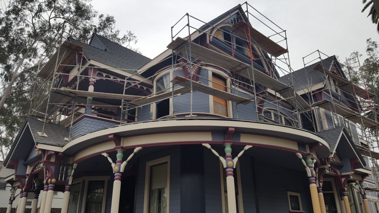 worker installing a gutter