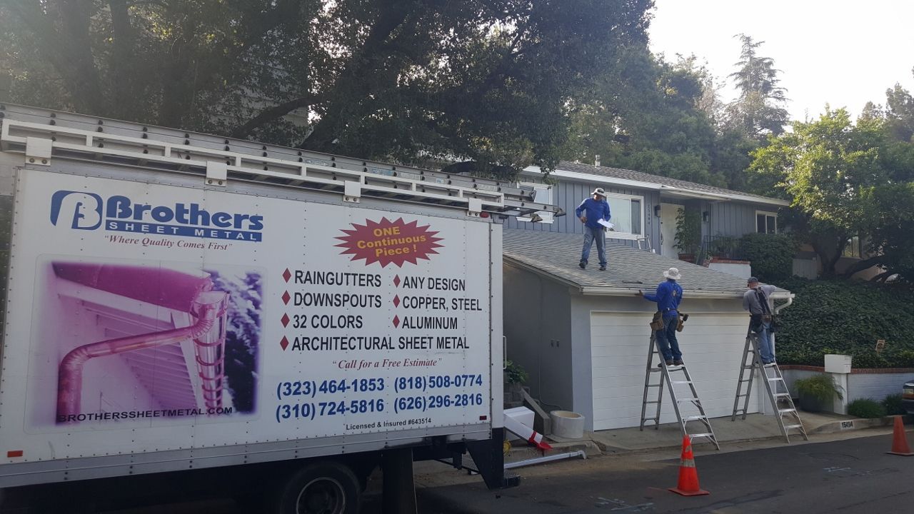 worker installing a gutter